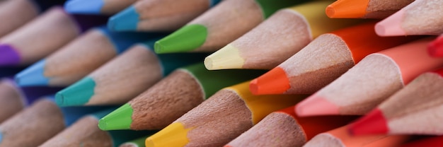 Foto pilha de sortimento de lápis de madeira coloridos para desenho