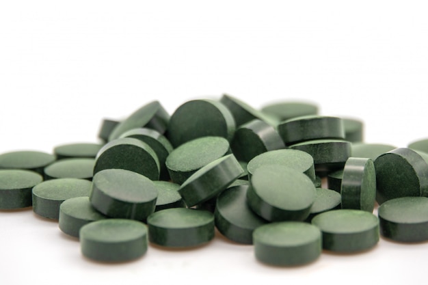 Pilha de spirulina em pó e cápsulas