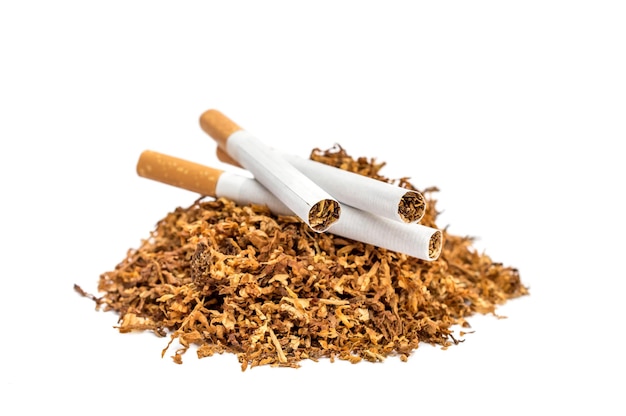 Foto pilha de tabaco cortado com cigarros em fundo branco