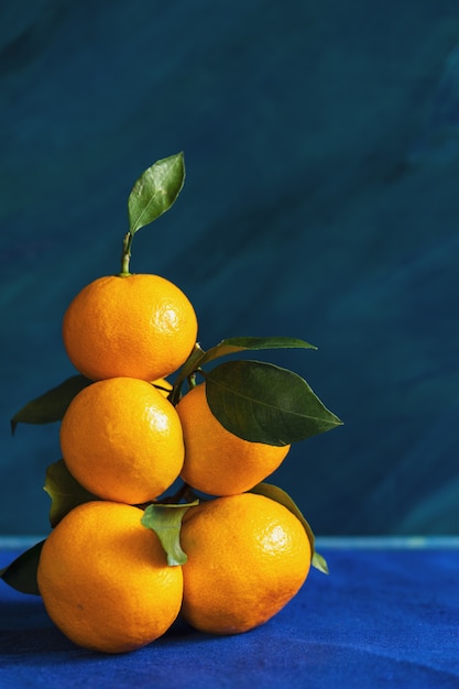 Pilha de tangerinas amarelas com folhas