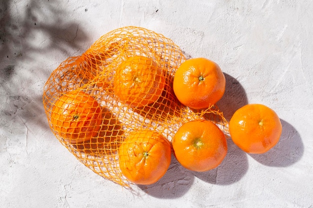 Pilha de tangerinas frescas na mesa de concreto