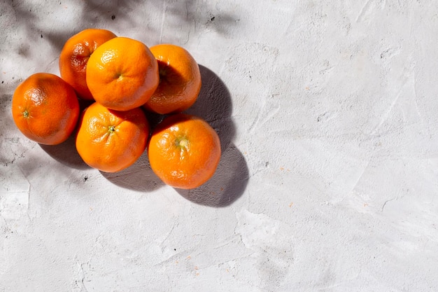 Pilha de tangerinas frescas na mesa de concreto