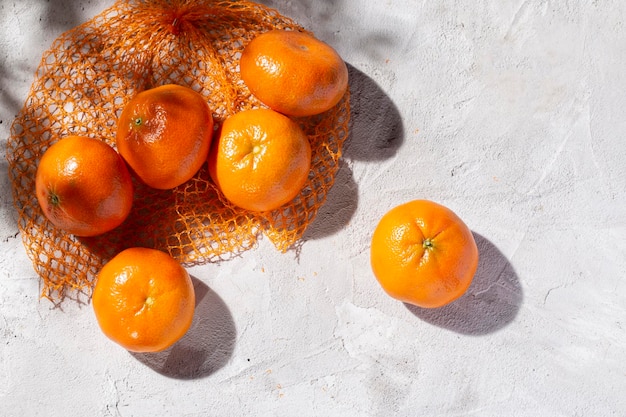 Pilha de tangerinas frescas na mesa de concreto