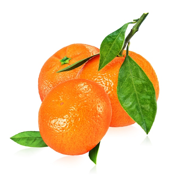 Pilha de tangerinas maduras com folhas isoladas no fundo branco com traçado de recorte