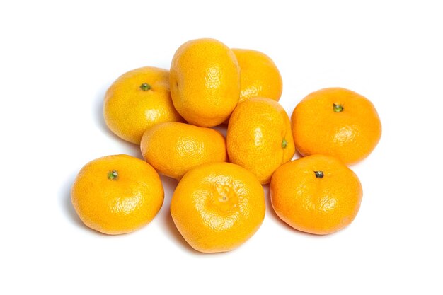 Pilha de tangerinas maduras inteiras isoladas no fundo branco