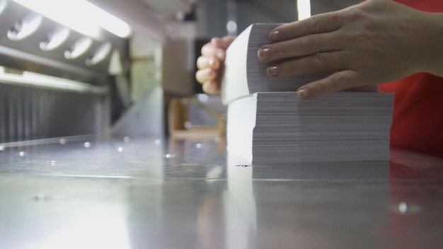 Pilha de tipografia de papel perto da máquina de corte