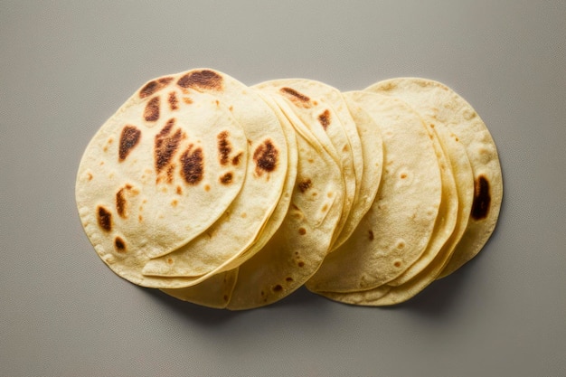 Pilha de tortilhas caseiras de farinha de trigo para fazer takos no fundo da mesa cinza Conceito de comida mexicana