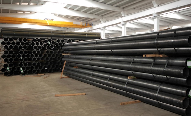 Pilha de tubos de metal de aço dentro da fábrica
