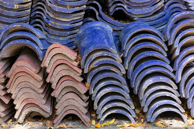 Foto pilha de velhas telhas azuis para construção