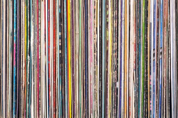 Foto pilha de velhos discos de vinil.