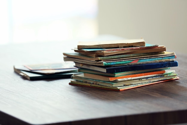 Pilha de velhos livros na mesa de madeira