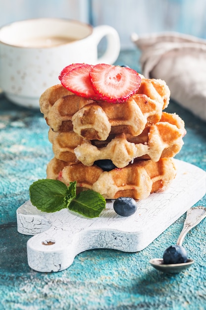 Pilha de waffles belgas caseiros com morangos