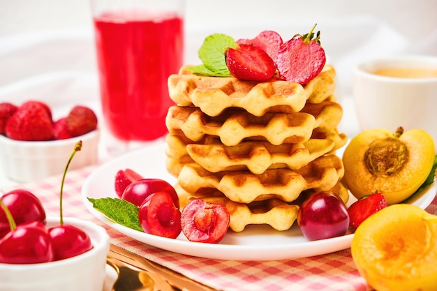 Pilha de waffles belgas com morangos frescos