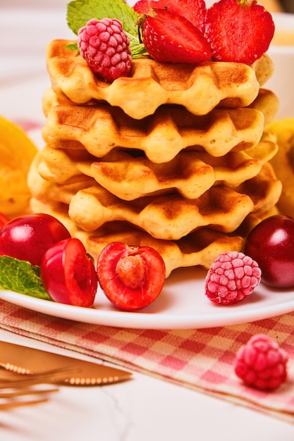 Pilha de waffles belgas com morangos frescos