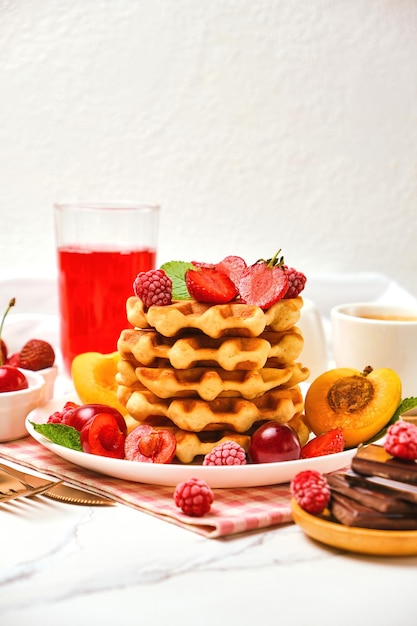 Pilha de waffles belgas com morangos frescos