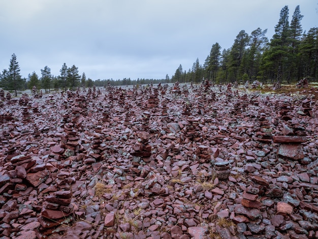 Pilha equilibrada da pirâmide turística de pedras na tundra de outono. A região do Teriberka.