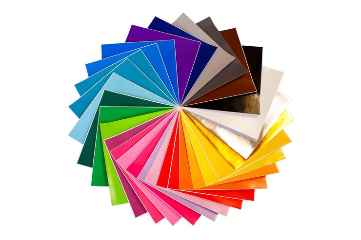 Foto pilha retorcida de folhas coloridas 12x12 de papel adesivo isoladas sobre o fundo branco. cores sortidas.