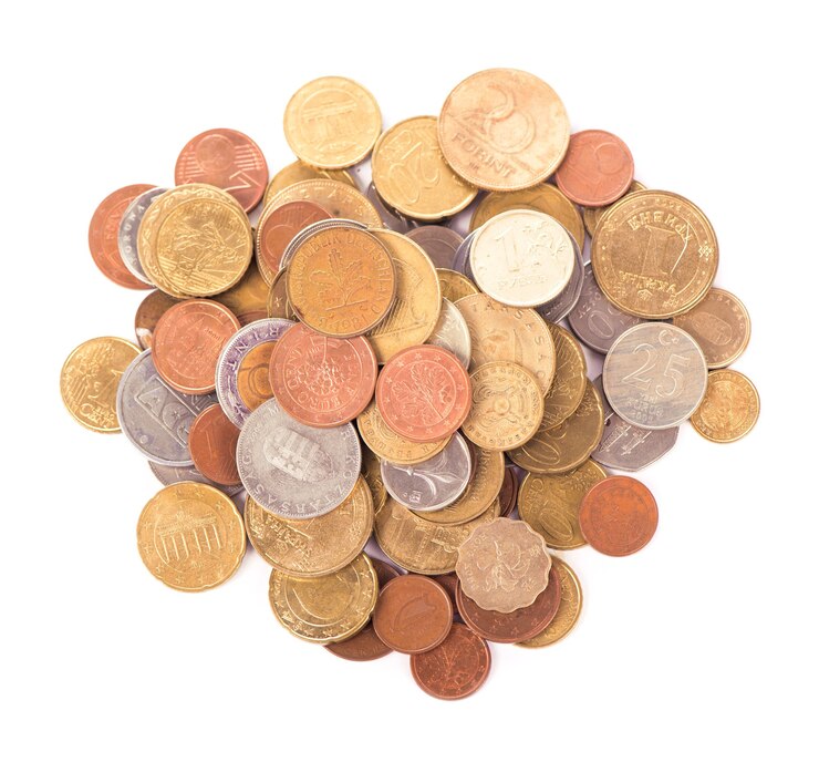 Foto pilhas cf moedas de países diferentes em fundo preto.