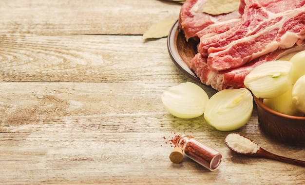 Pilhas de carne de porco. cozinhando. foco seletivo.