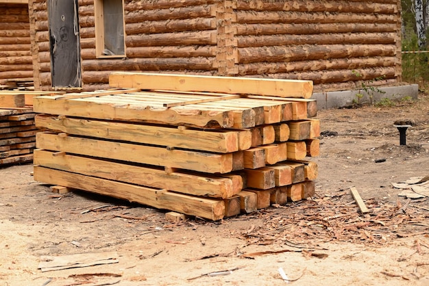 Pilhas de lenha para uso industrialA lenha é empilhada para o inverno em uma pilha de toras