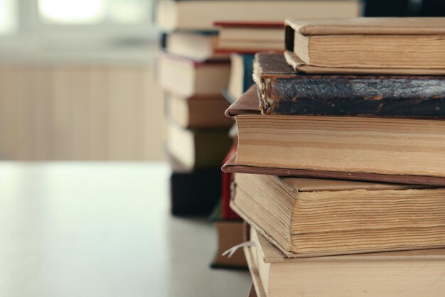 Pilhas de livros na mesa fecham