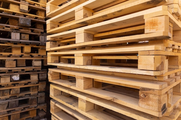 Foto pilhas de paletes de madeira natural empilhadas