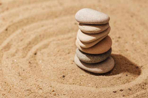 pilhas de pedras na areia, meditação zen