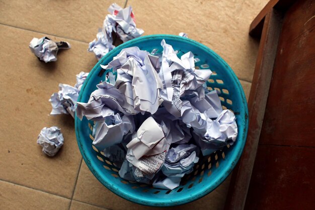 Foto pilhas de resíduos de papel devido a trabalhos que muitas vezes dão errado