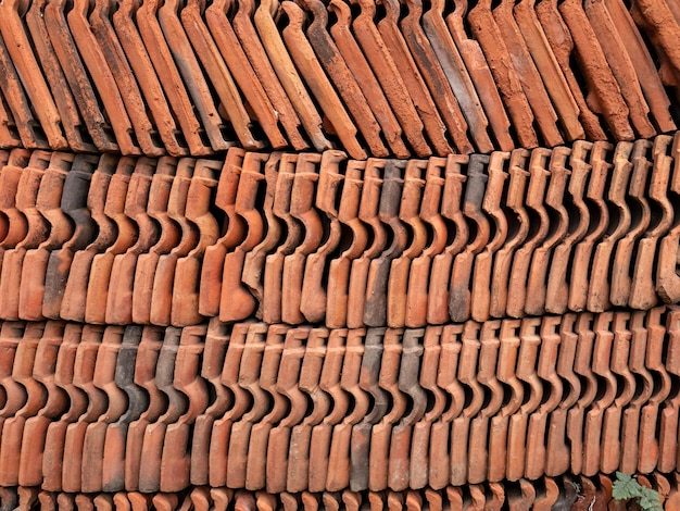 Foto pilhas de telhas de barro