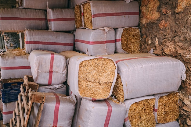 pilhas organizadas de feno embalado em um celeiro cuidadosamente preparado para fornecer alimentos para o gado