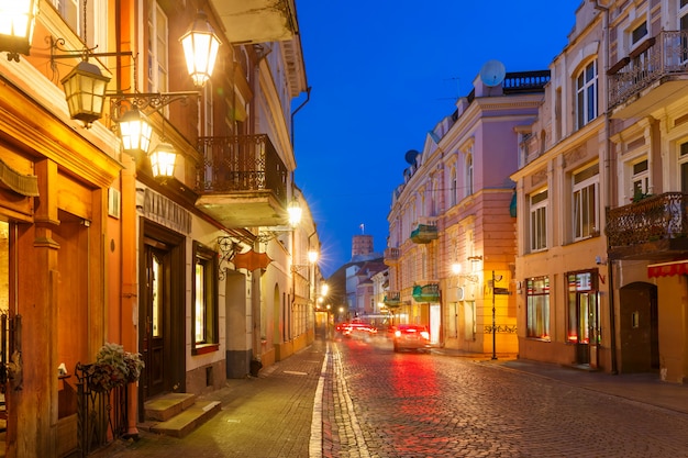 Pilies Street in der Nacht, Vilnius, Litauen