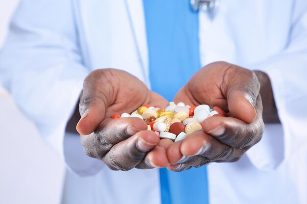 Pille in einer Hand lokalisiert auf weißem Hintergrund Doktorpille