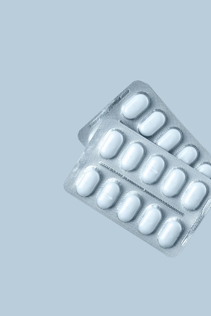 Pillen auf blauem Hintergrund Kopierraum