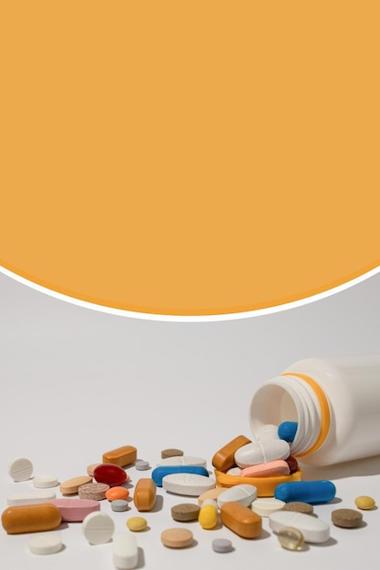 Foto pillen auf dem tisch viele pillen in verschiedenen farben und formen antipyretika schmerzmittel und antibiotika