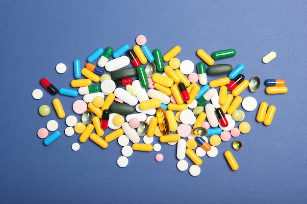 Pillen auf einem farbigen Hintergrund Draufsicht Medizinbehandlungskrankheit