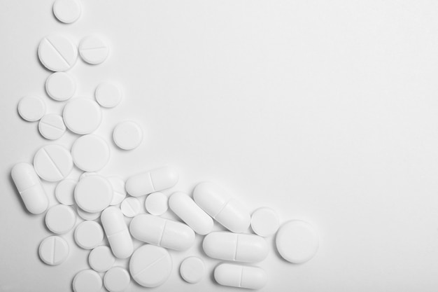 Pillen auf einem hellen Hintergrund Draufsicht Medizin Behandlung Krankheit