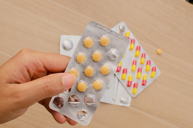 Pillen auf einer Oberfläche Pille KapselnMedikamentenrezept für Behandlung Medikamente Pharmazeutische Medizin heilen.
