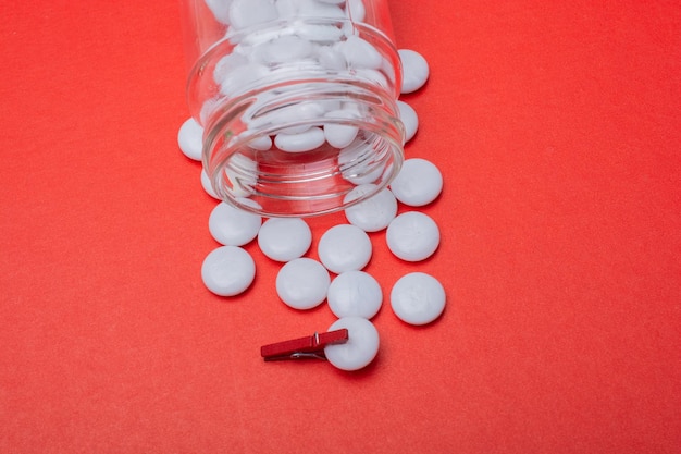 Pillen aus Glasbehälter Medizin und Gesundheitswesen