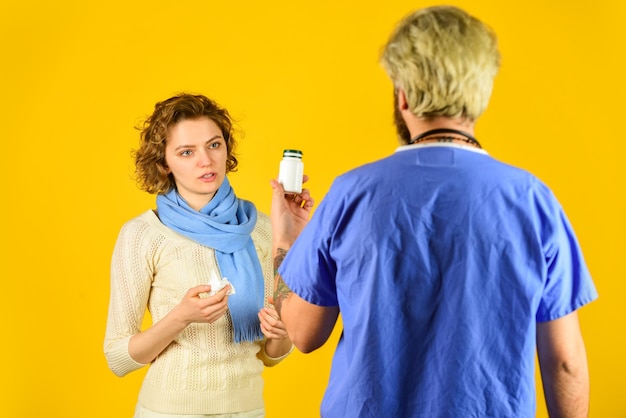 Pillen für Sie Arzt- und Patiententreffen im Krankenhaus medizinisches Fachpersonal Gesundheitswesen und Arzt Arzt und Patient diskutieren Behandlungsberatung über die Diagnose von Krankheiten