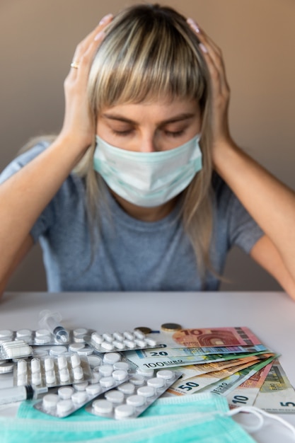 Foto pillen, geld, medizinische masken und frau, die sich krank fühlt