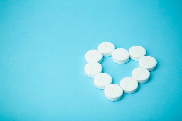 Pillen Hintergrund. Pillen, Drags und Medecine-Konzept. Weiße Tabletten auf blauem Grund