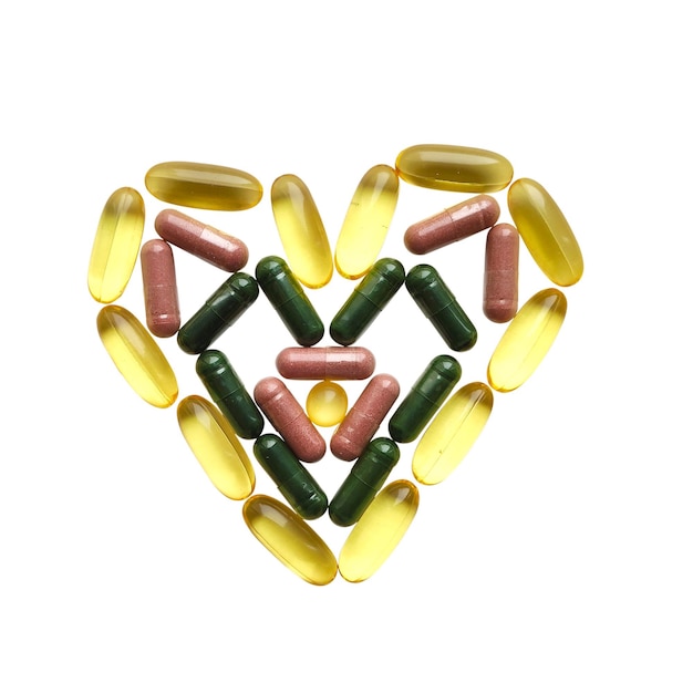 Pillen in Herzform isoliert auf weißem Hintergrund. Konzept für Medizin und Pharmazie. Spirulina-, Cranberry- und Omega-3-Kapseln für das Gesundheitswesen.