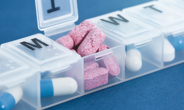 Pillen und Kapseln in offenem Pillenorganisator Medizinisches Konzept Apothekenbeutel mit Pillenbehälter oder Pillendose