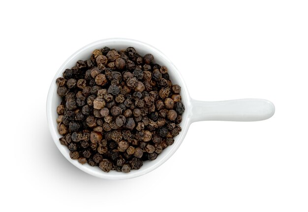 Foto pilo de pimienta negra o semillas de pimienta negra en un cuenco de cerámica aislado sobre un fondo blanco