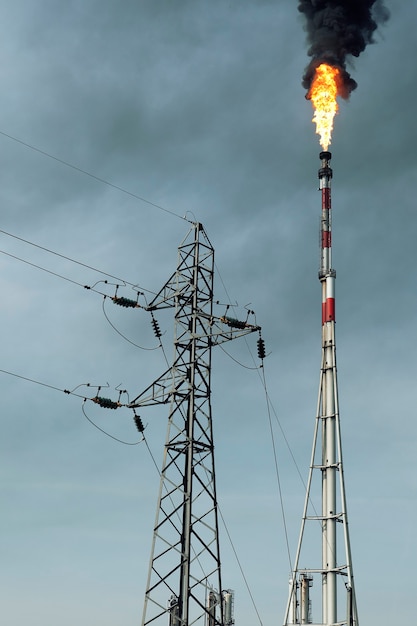 Pilón y antorcha de fuego en la fábrica.