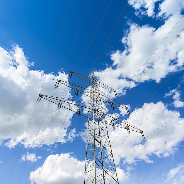 Pilón de electricidad en la industria azul cielo nublado de alto voltaje