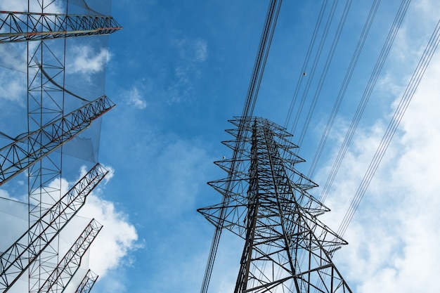 El pilón de transmisión de electricidad durante el día al aire libre