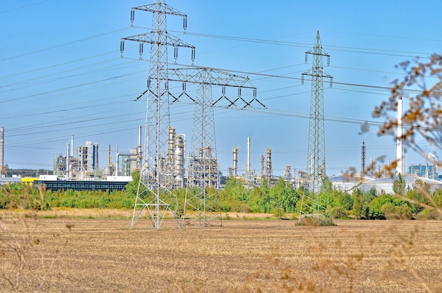 Foto pilones de electricidad en el campo contra un cielo azul claro