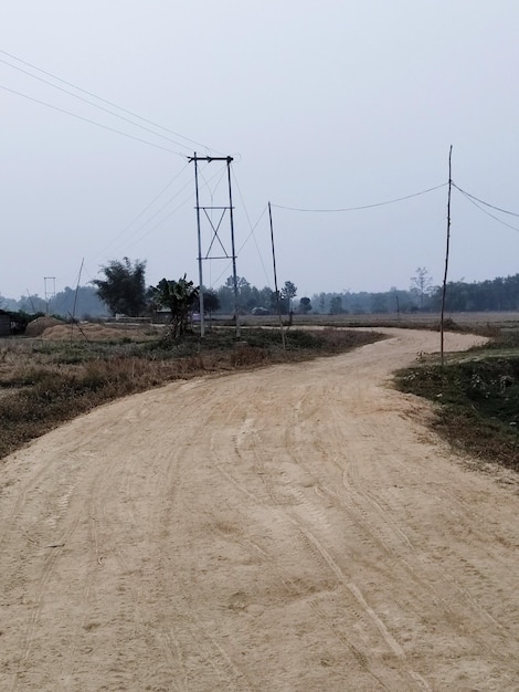 Foto pilones de electricidad en el campo contra un cielo despejado