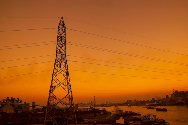 Pilones eléctricos de alto voltaje con paisajes coloridos después del atardecer